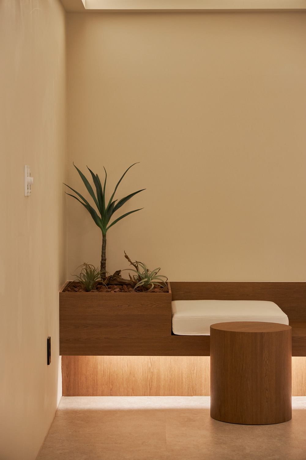 30 平米高级 SPA 店，白色与原木的精致空间-20