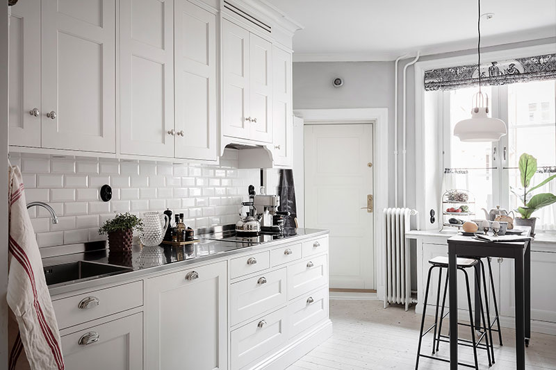 深蓝花卉壁纸 | 瑞典哥德堡大胆斯堪的纳维亚公寓设计-26