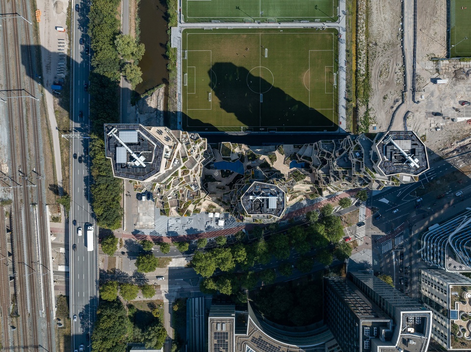 阿姆斯特丹"山谷"综合体 | 绿色与人性并重的建筑奇迹-11