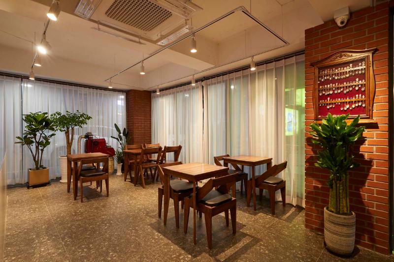 现代简约 22 平米咖啡厅，大理石与木头的温馨空间-18