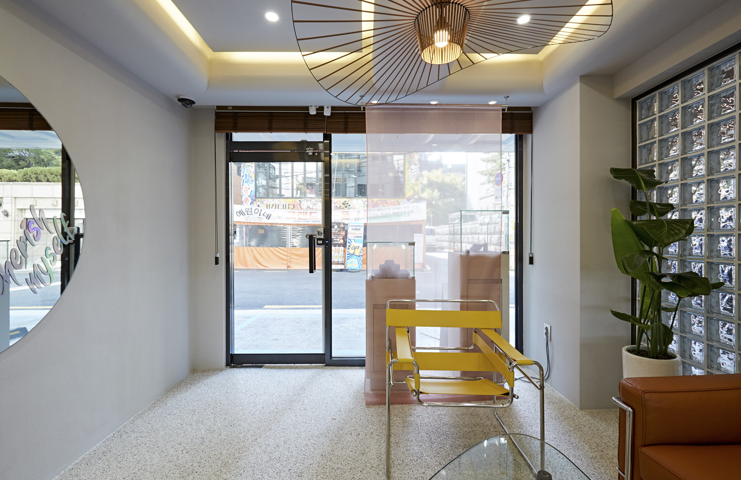 首尔 9 坪家居店，现代白色调的精致空间-9