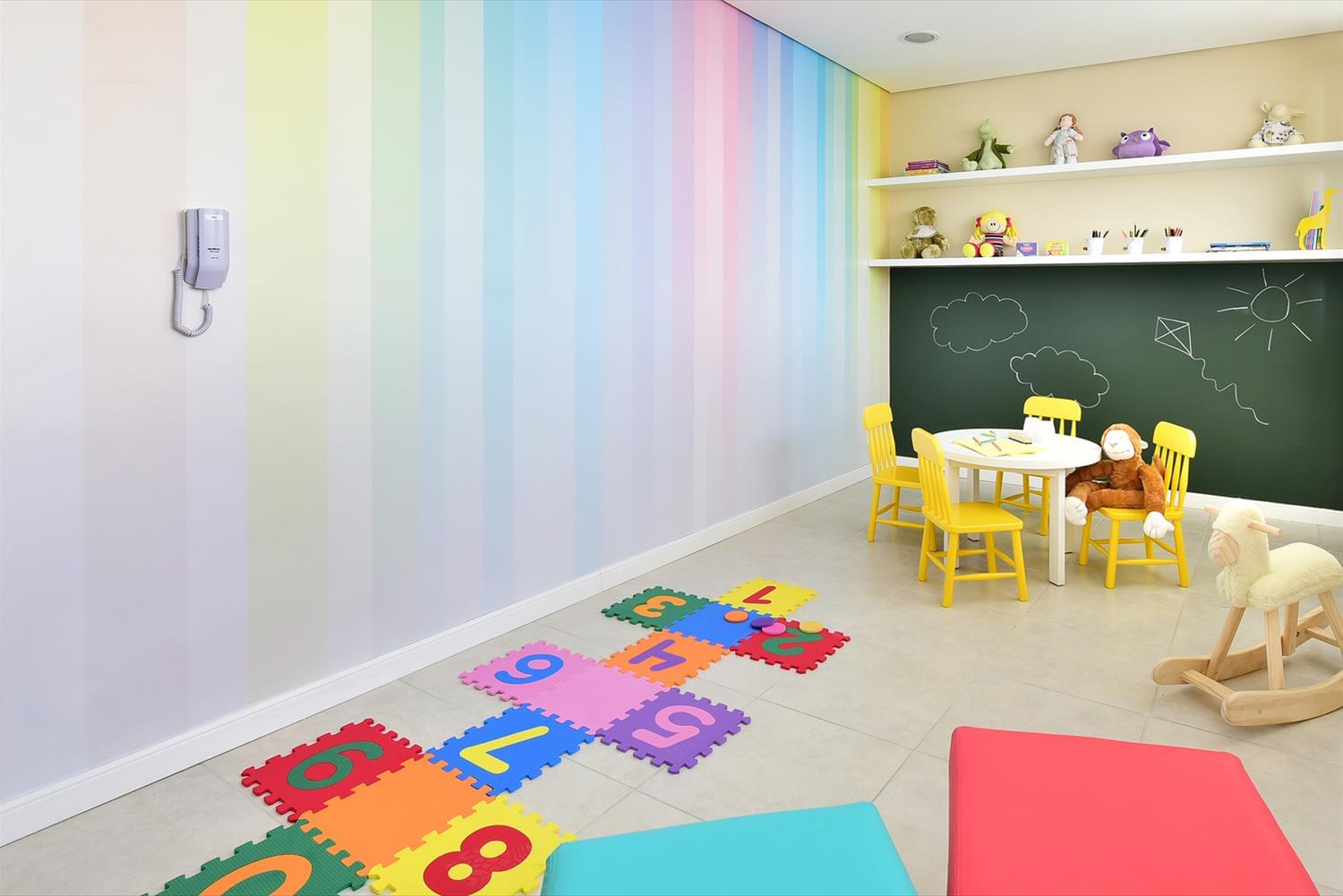 巴西住宅设计，绿色涂料墙凸显儿童趣味空间-6