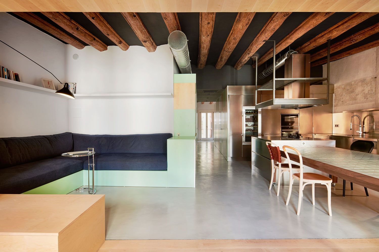 巴塞罗那工业风公寓，家具分隔空间打造开放式生活-12