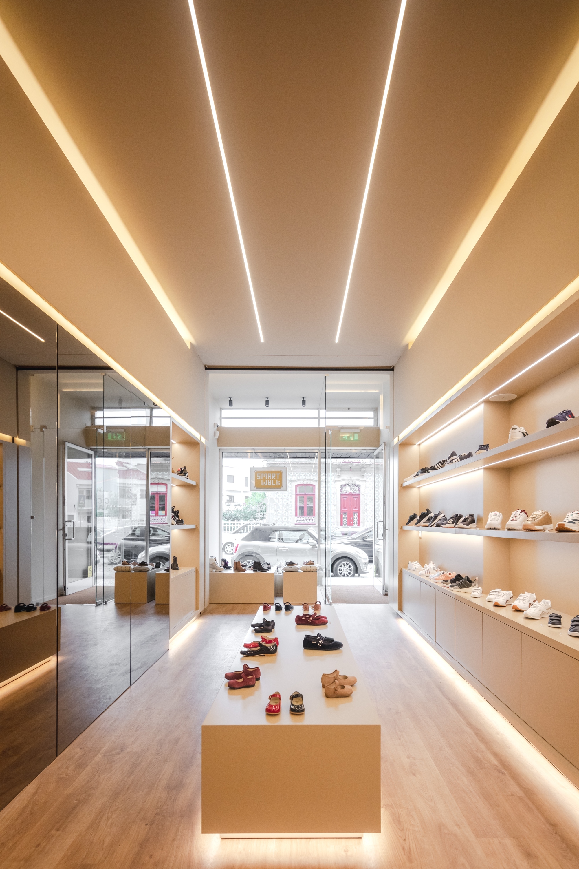 葡萄牙 Vila Conde 鞋店 | 简约设计展现空间魅力-21