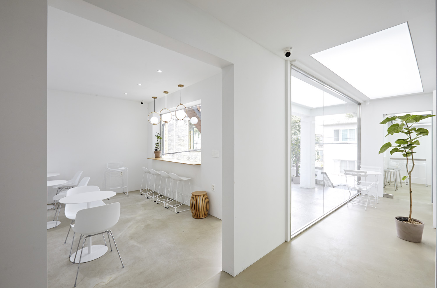 40 平米白色简约风咖啡厅 设计展现极简美学魅力-3