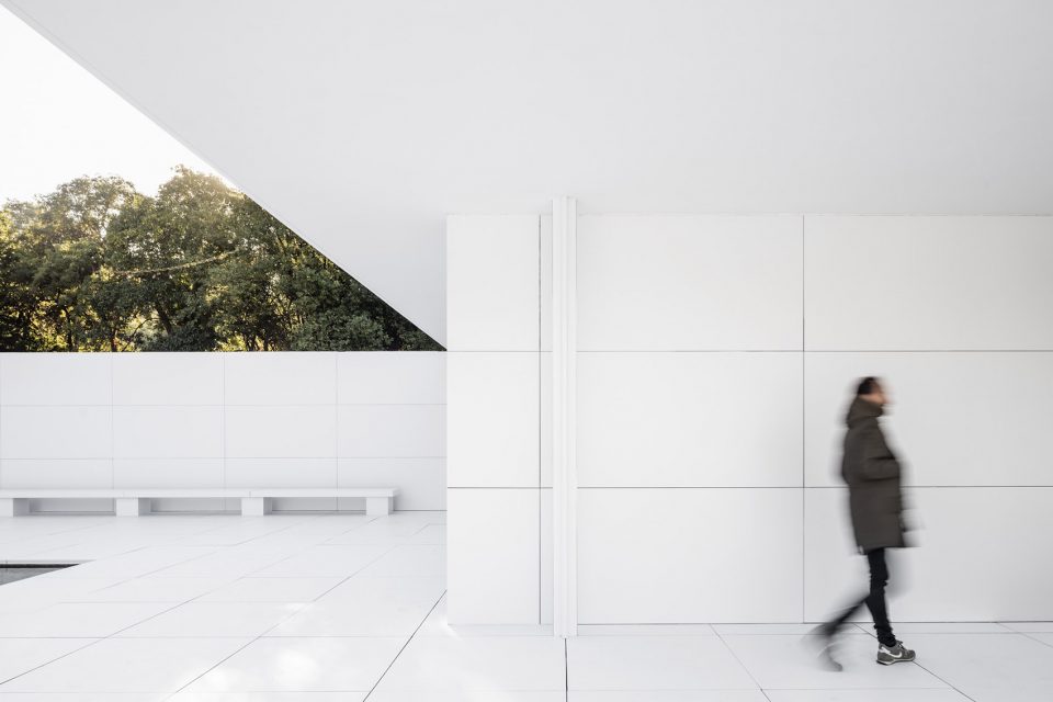 密斯失去物质性 · 空间消解与再构-0