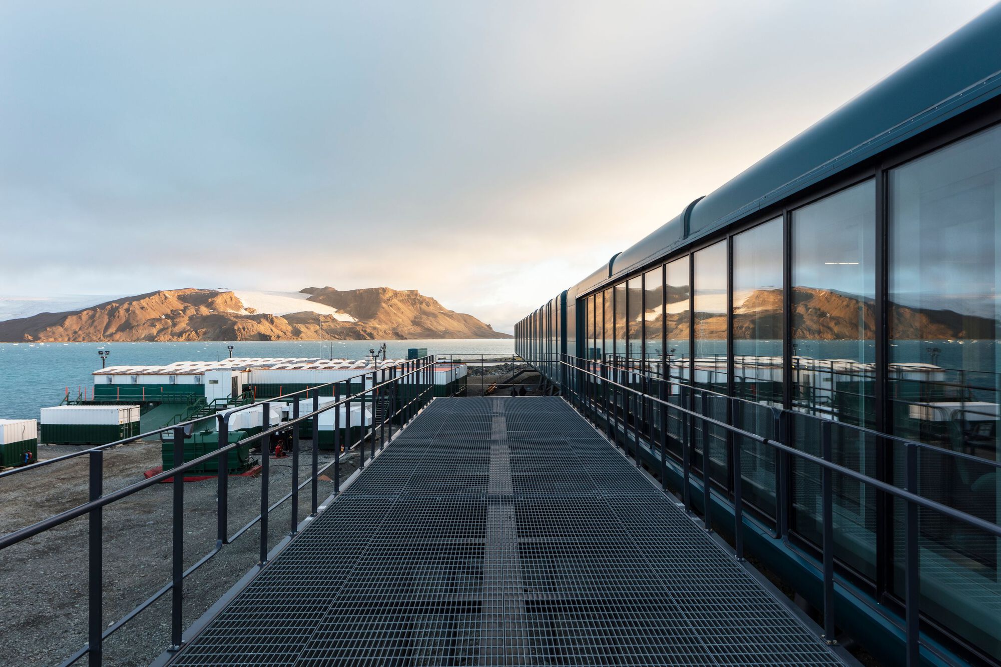 Comandante Ferraz Antarctic Station / Studio 41-46