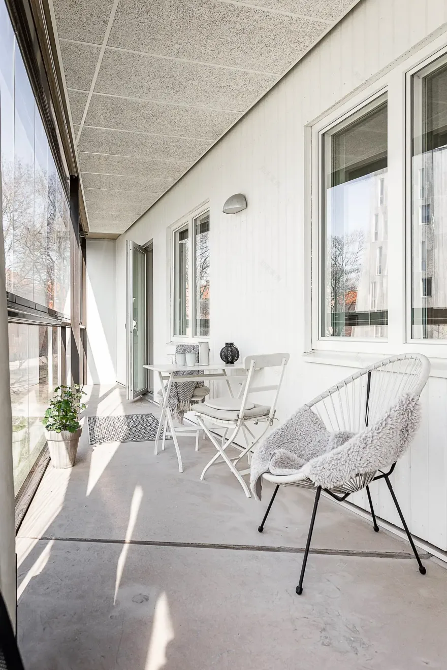 黑白灰打造时尚简约的 20 平米小阳台-4