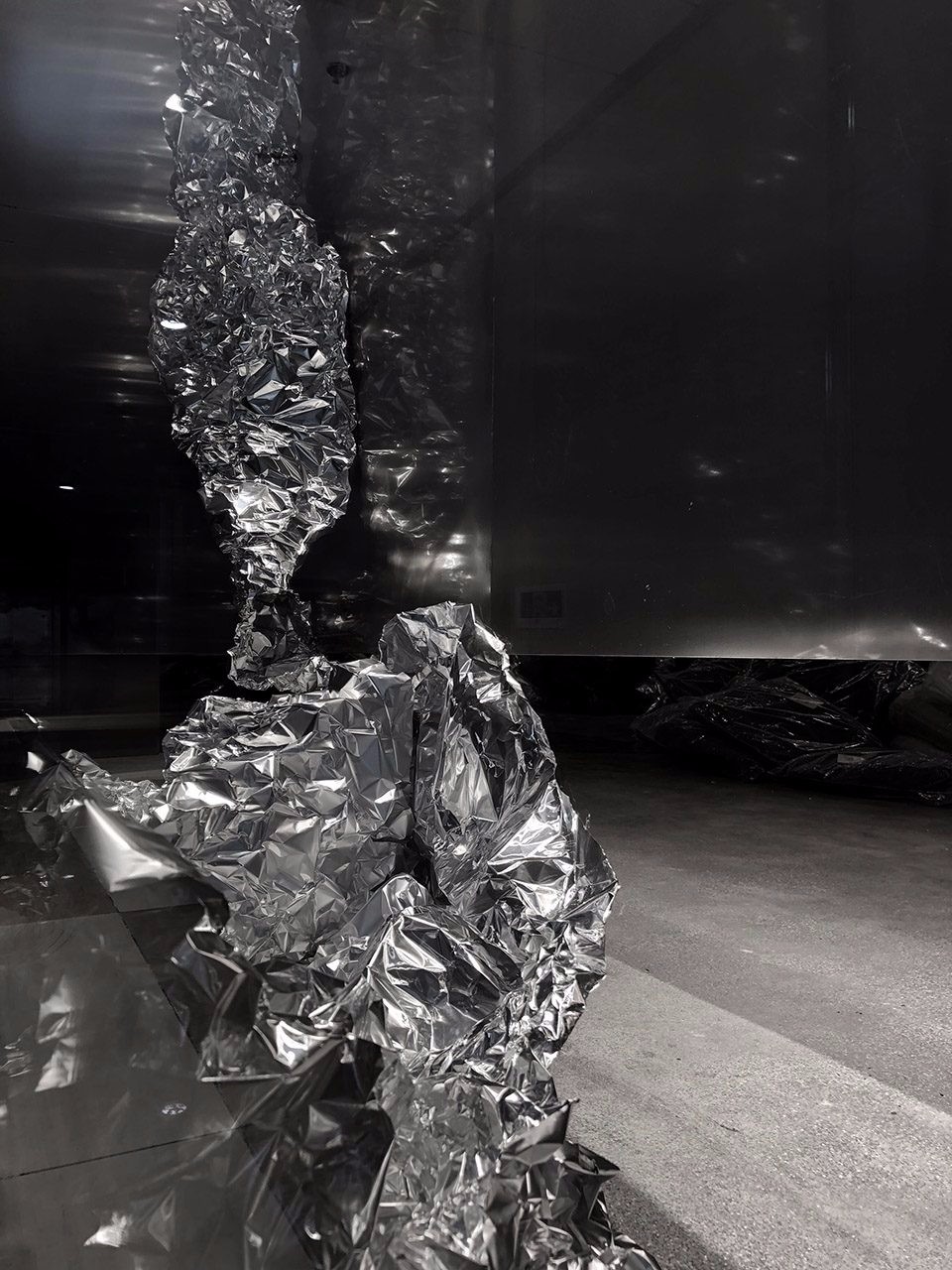 易写：魅影重重的简易黑色品牌男装店-5