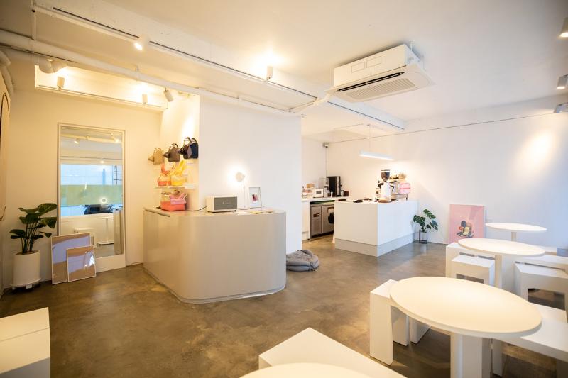 15 平米宠物咖啡厅，简约设计展现温馨氛围-4