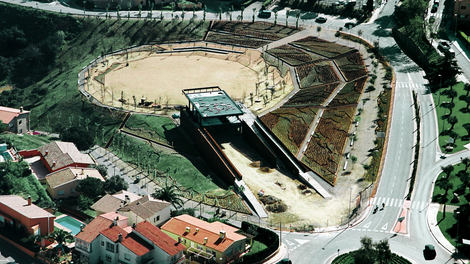 树袋公园 | 钢构桥梁与自然共生的城市绿地-0