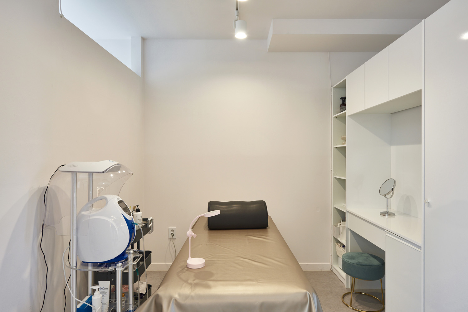 在输出标题时，可以参考以下几点 | 首先，尽量使用简洁明了的语言，直接反映案例的主题和设计特点；其次，可以尝试用一些生动有趣的词汇或短语，增加标题的吸引力；最后，如果案例中有知名的设计师或项目地点，也可以将其纳入标题中-6