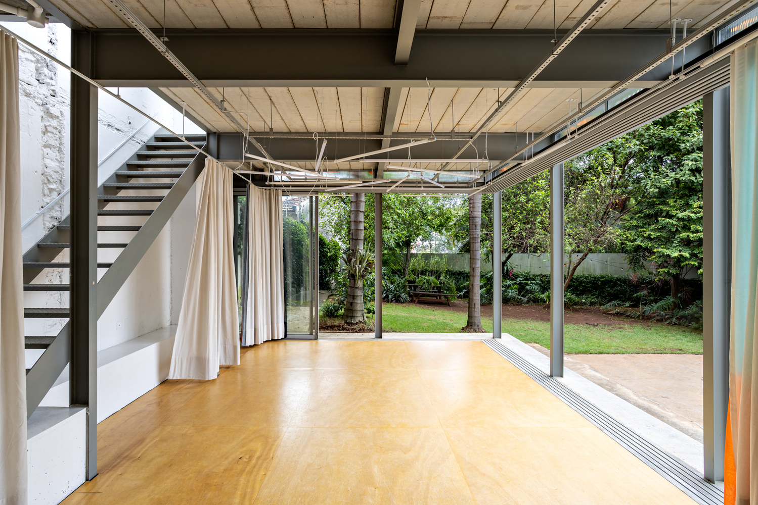 液态之家 · 将私人住宅转变为艺术创作的共享空间丨巴西圣保罗丨Julia Feldens-14