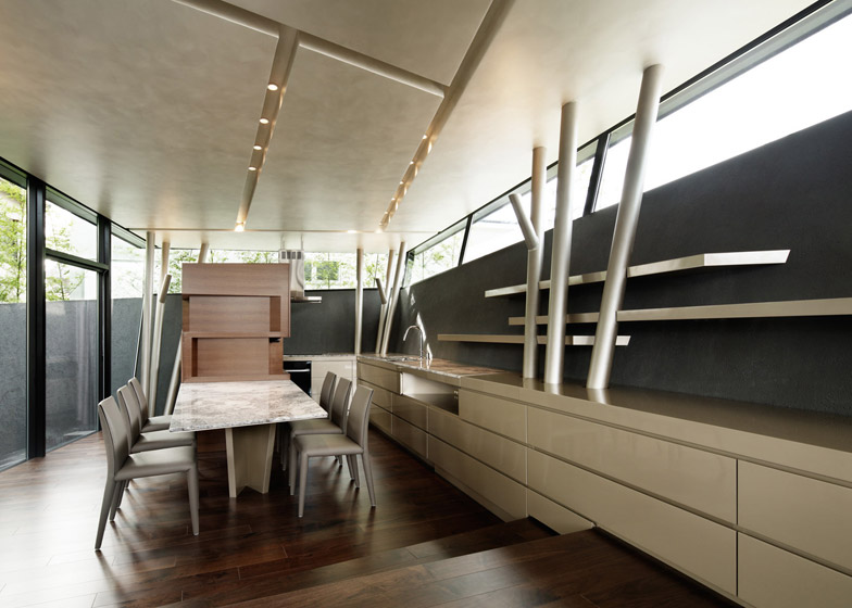 东京“黑棺材”住宅,封闭外表下的明亮空间-15