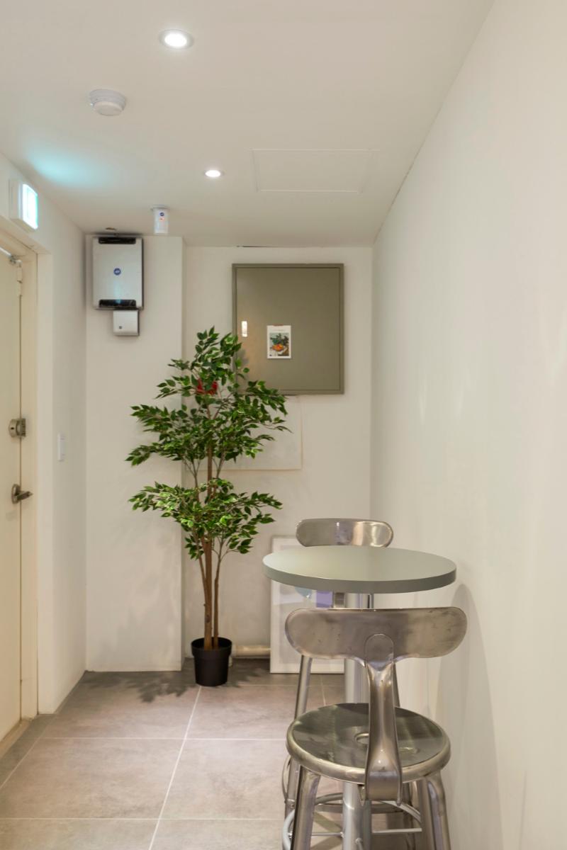 18 平极简蛋糕店 | 白色&原木的精致空间-13