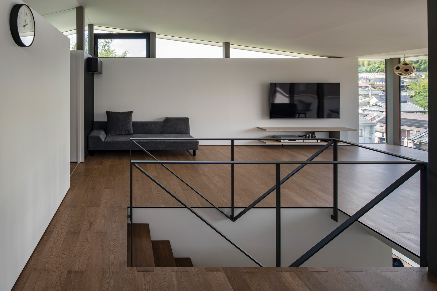 山形坡地上的雅致居所——山本洋平设计的三功能屋顶-13