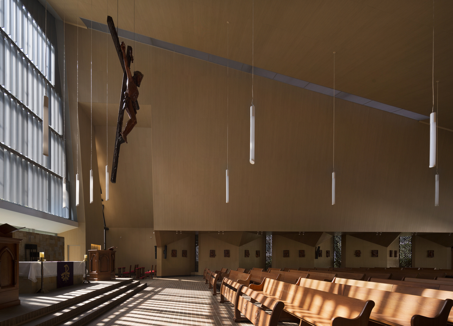 折叠屋顶下的绿意教堂-25