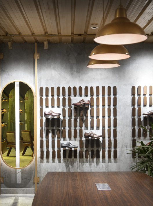 融合建筑美学的奢华鞋店设计-24