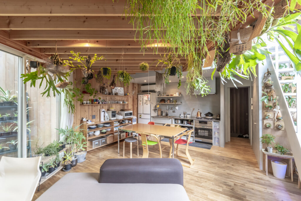 多くの緑とともに暮らす飽きの来ない家　ゆるやかにつながる空間と大きな開口でのびのびと暮らす | Architecture | 100%LiFE-0