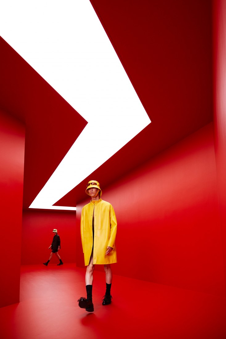 Prada 2022 男装春夏秀场丨意大利米兰丨AMO,OMA（Rem Koolhaas 为作者）-17