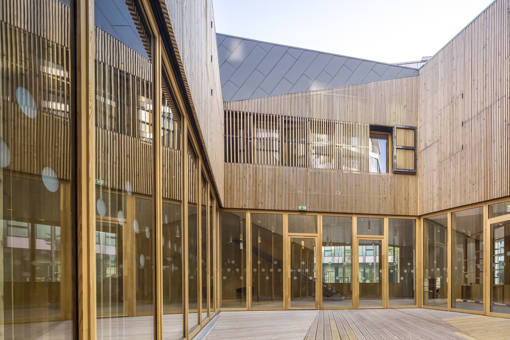 折叠 zinc 外壳中的宁静圣所——法国 Ensemble Pastoral Catholique 教堂设计-24