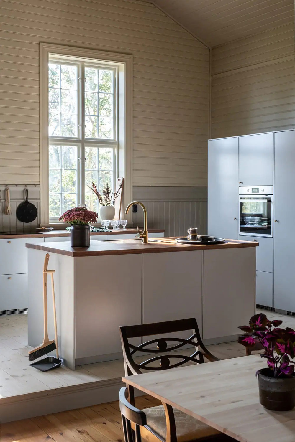 瑞典夫妻妙手改造古老乡村教堂,打造独特夏日居所-6