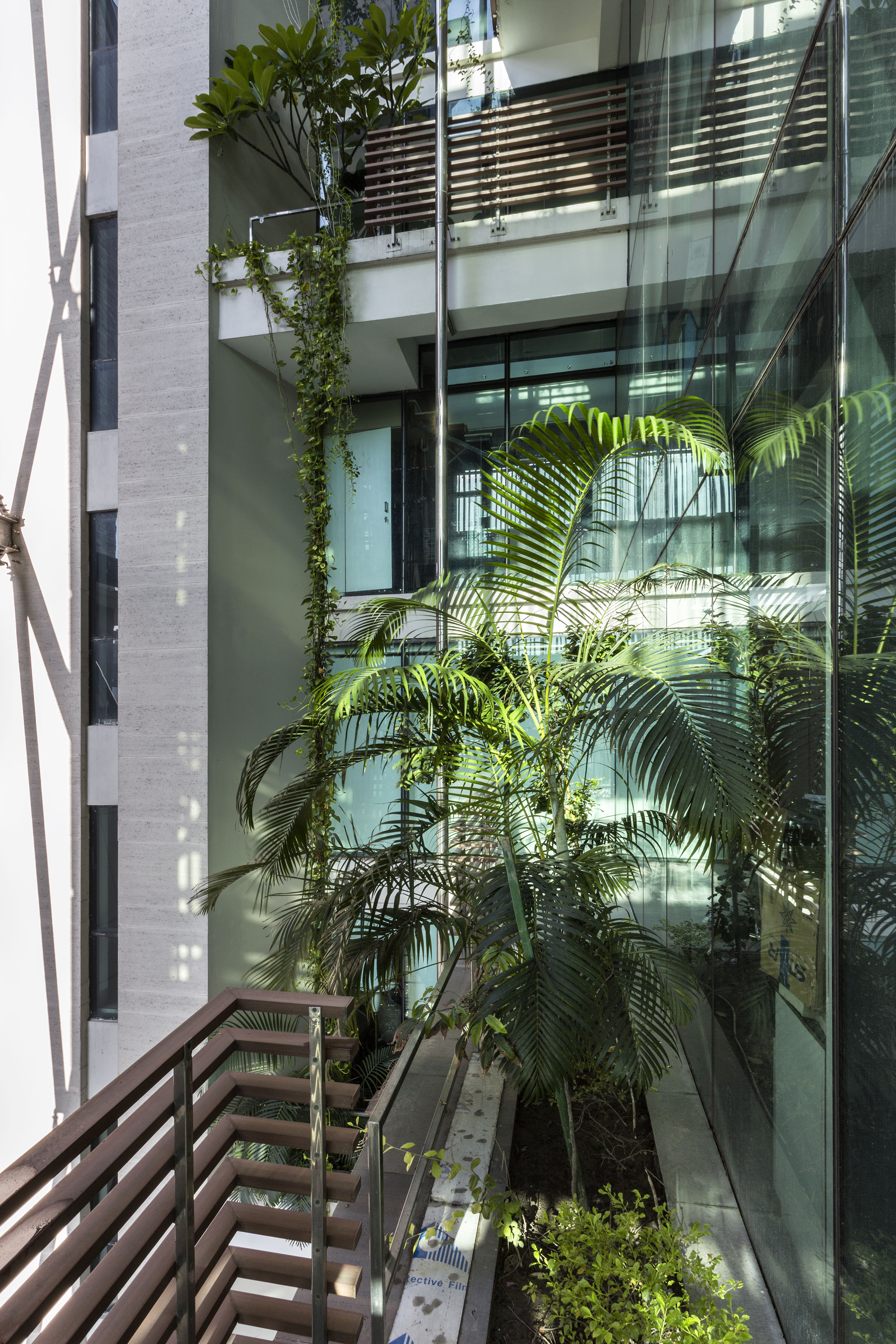 绿意盎然的都市森林办公楼-30