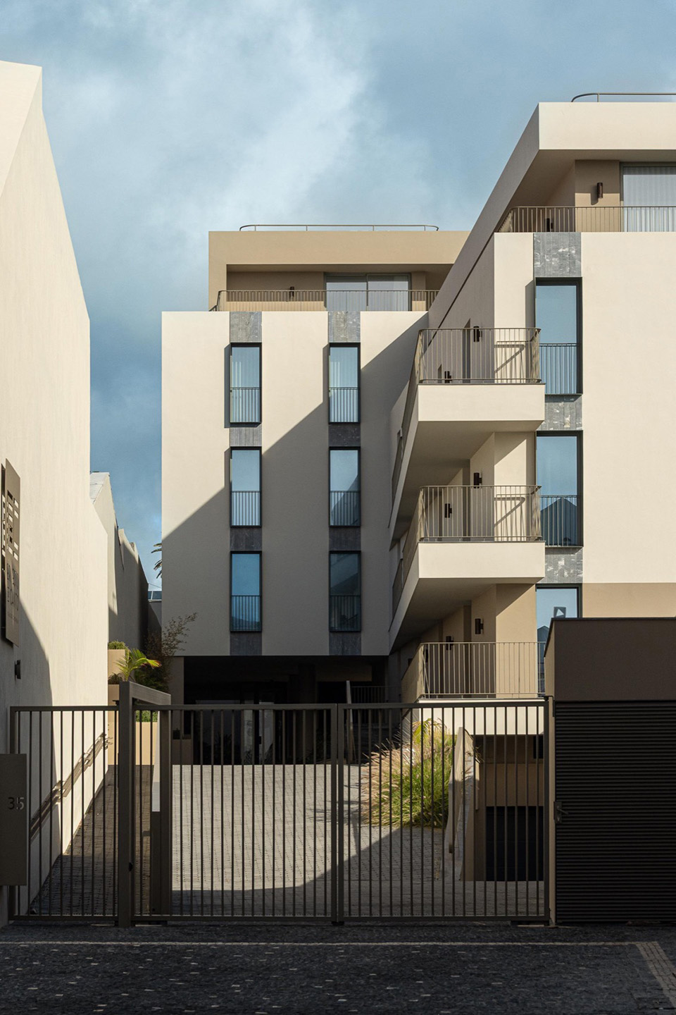 ERNESTO DO CANTO住宅区丨葡萄牙蓬塔德尔加达丨BOX arquitectos-20