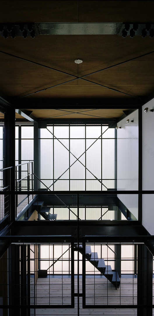 山石武喜打造简约钢构住宅 融入环境与自然共生-12