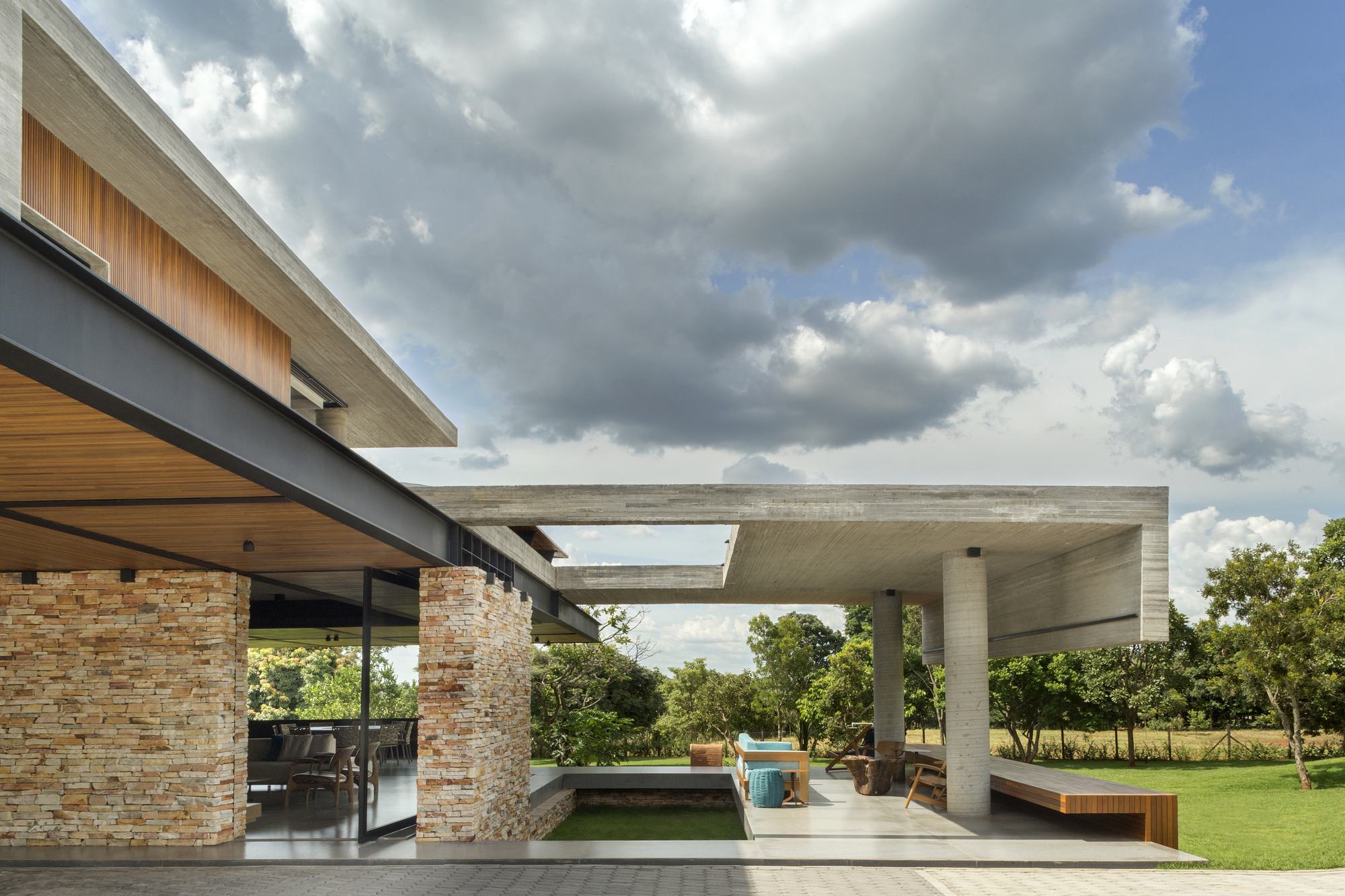 Concrete House / Costaveras Arquitetos-33