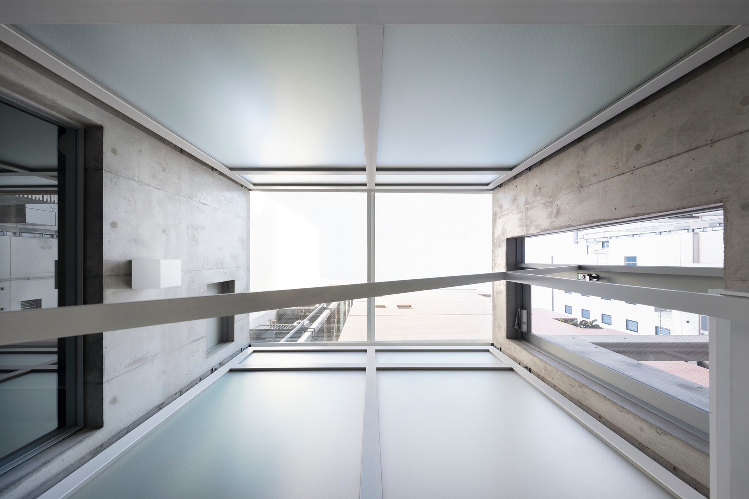 东京银座极简住宅，巷弄间的天空之光-11