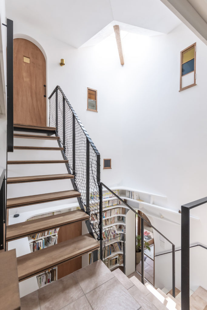 広い敷地につくった2世帯住宅 階段室を中心にいろんな居場所のある家 | Architecture | 100%LiFE-0