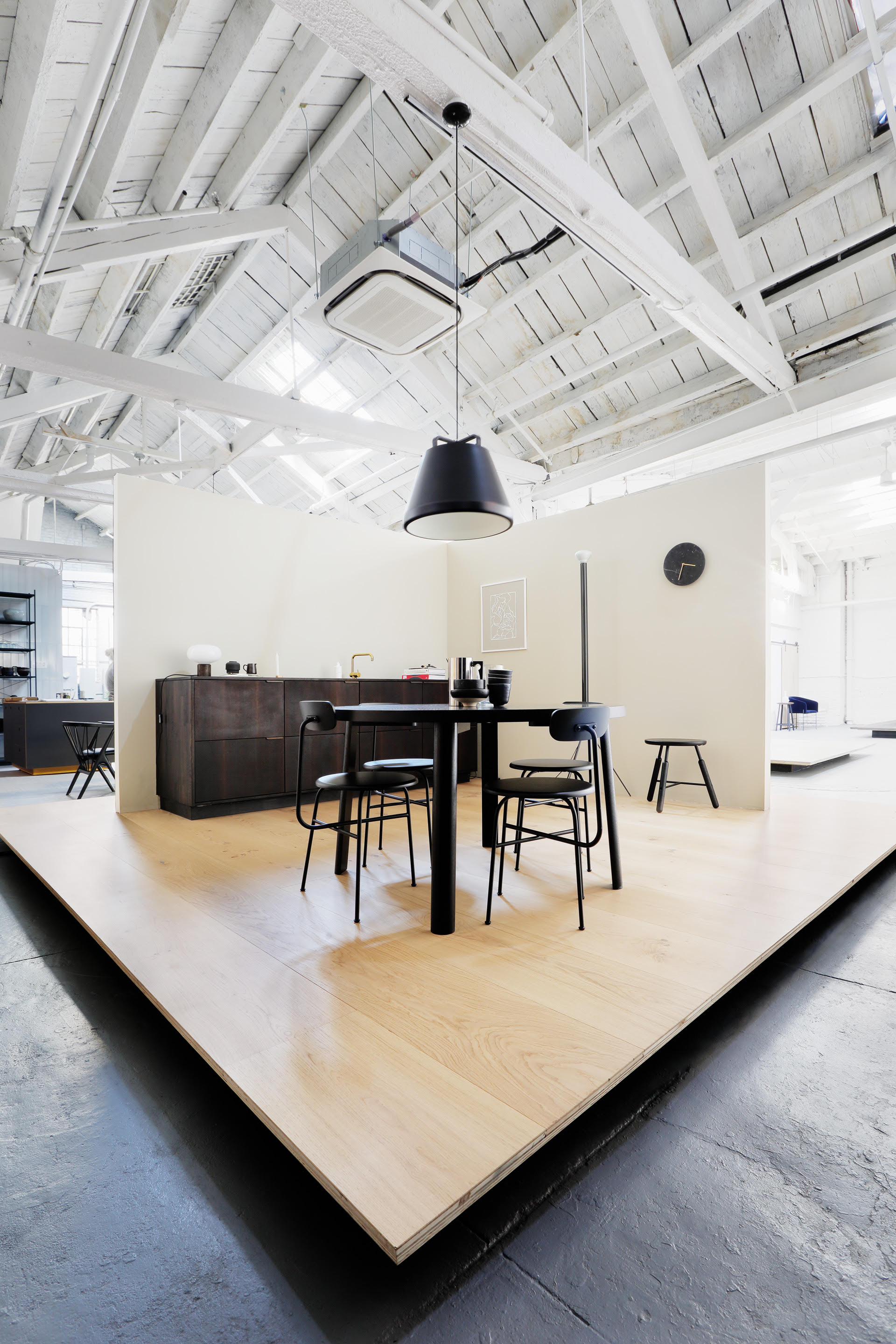 纽约百年仓库变身木艺画廊——Madera Showroom / Cooler Gallery-14