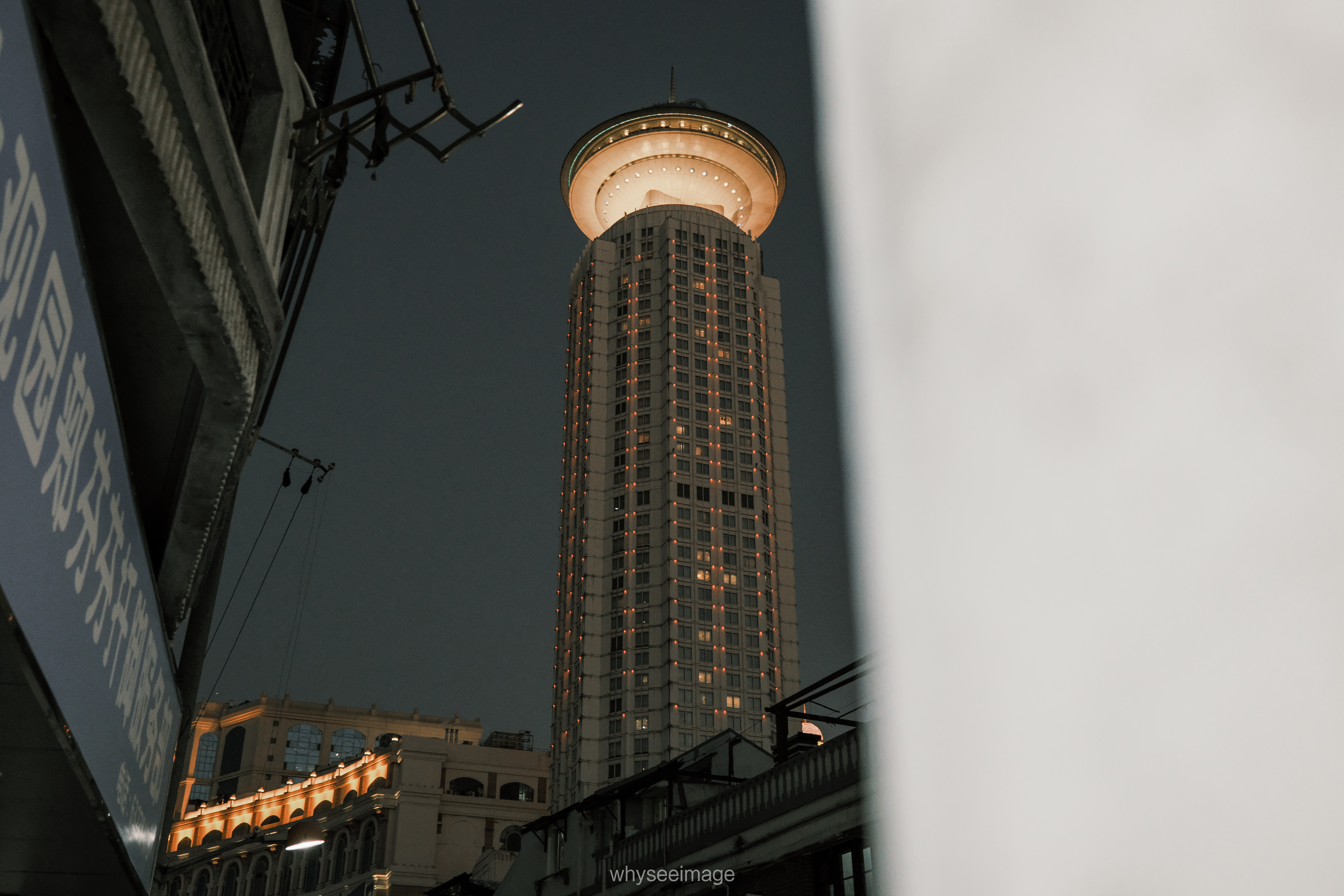 影子躺在地面上 · 不如回到街头丨中国上海丨whyseeimage-61