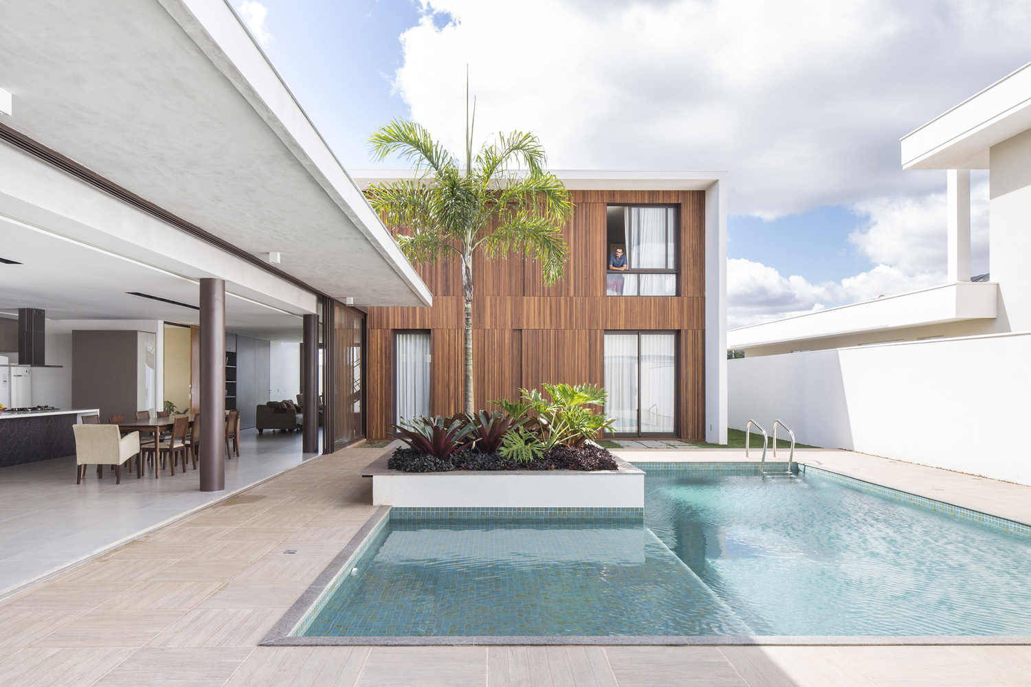 巴西利亚简约住宅,铝制框架大玻璃板创造美食空间-27