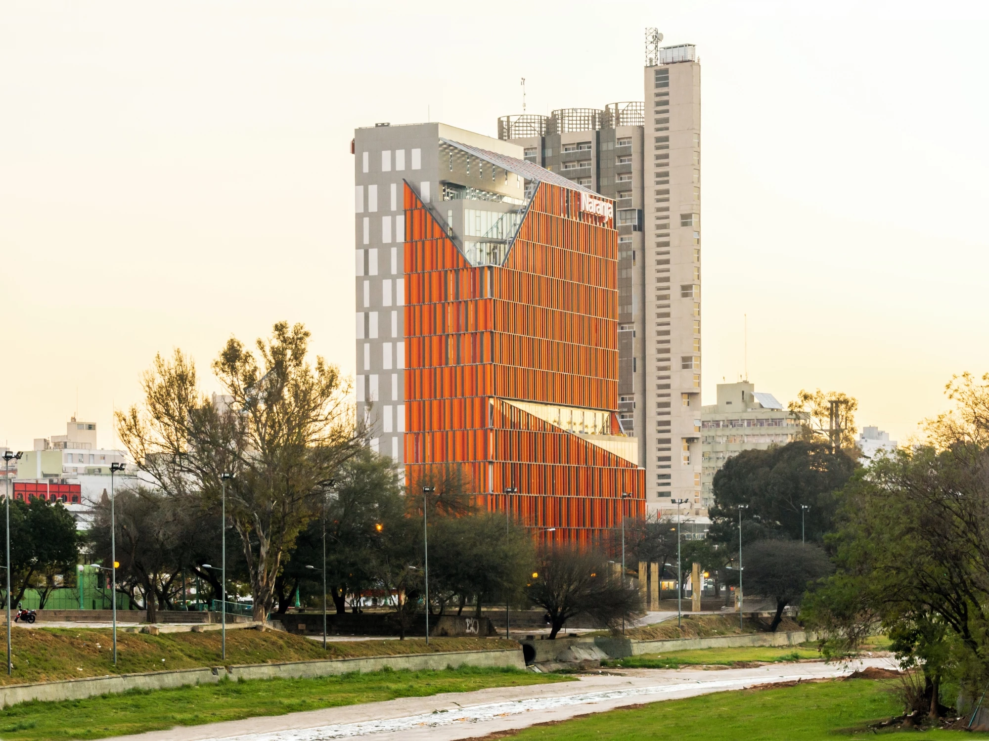 橙色大楼 · 创新,效率与愉悦的办公空间-40