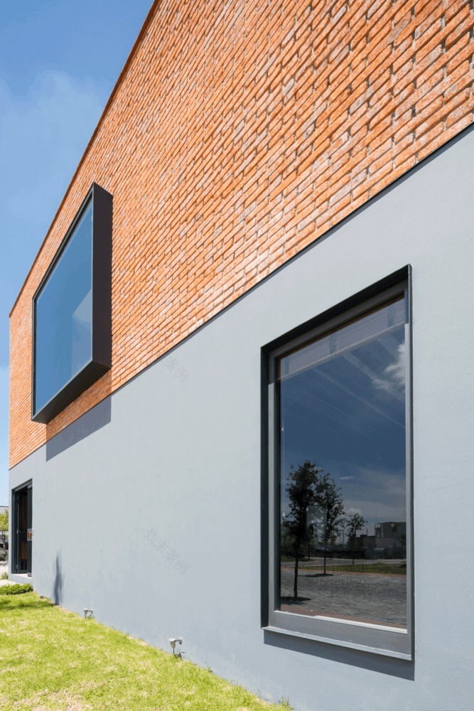 墨西哥 O 住宅 | 双高空间与橡树共生的设计艺术-12