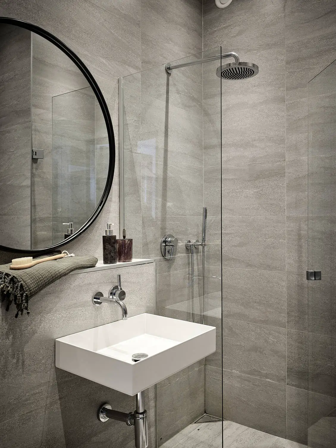 暗调小公寓 | 玻璃墙后的宁静角落-15