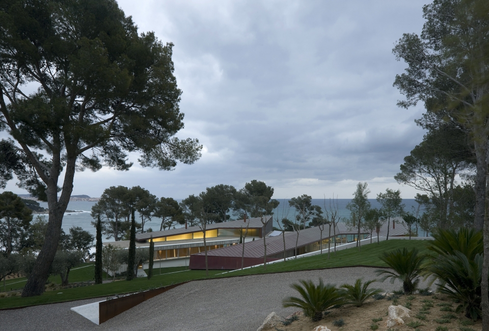 五口之家西班牙夏日住宅,与大海相邻的景观盛宴-2