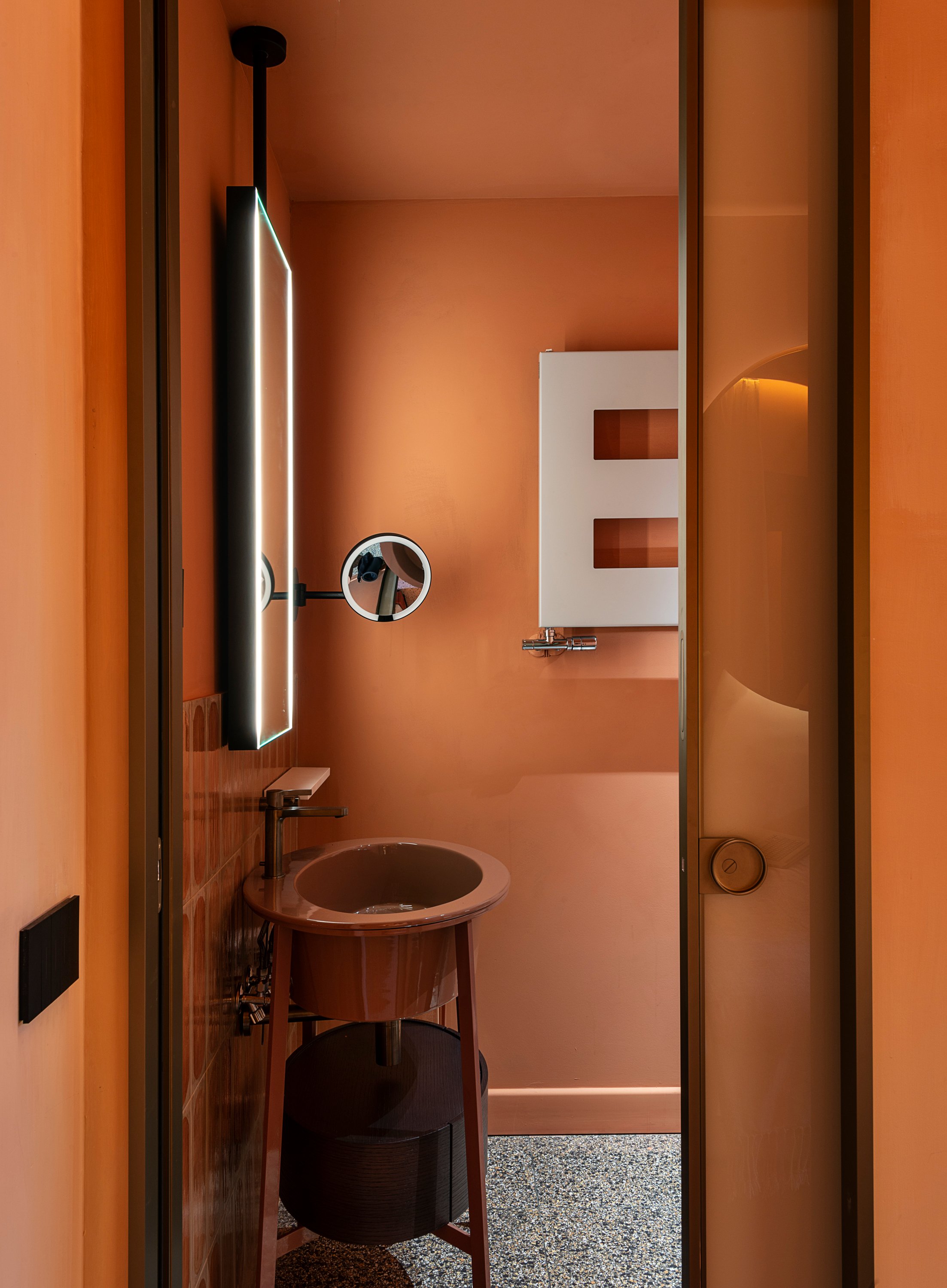 米兰嵌套式酒店 Enterprise Hotel 的时尚黑色设计丨意大利米兰丨Planetaria Hotels-17