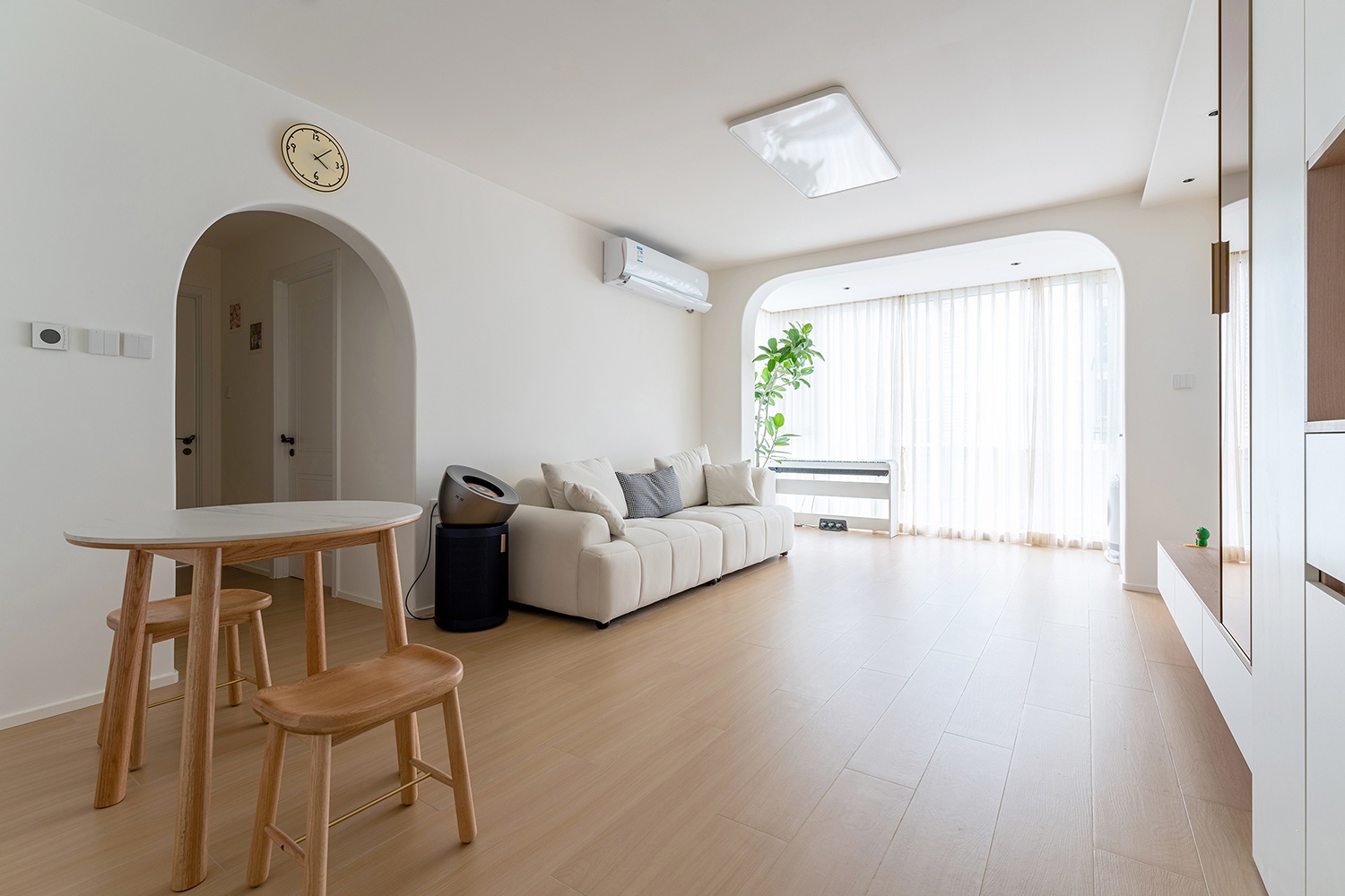 奶油原木一落地,温馨色调+耐用质感,放大30㎡的效果就有了~-9