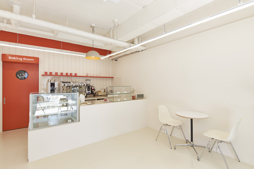 11 坪可爱红色甜品店的温馨室内设计-4