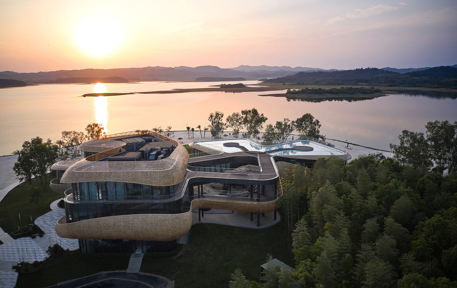 White Crane Lake Visitor Center / Archperience-13