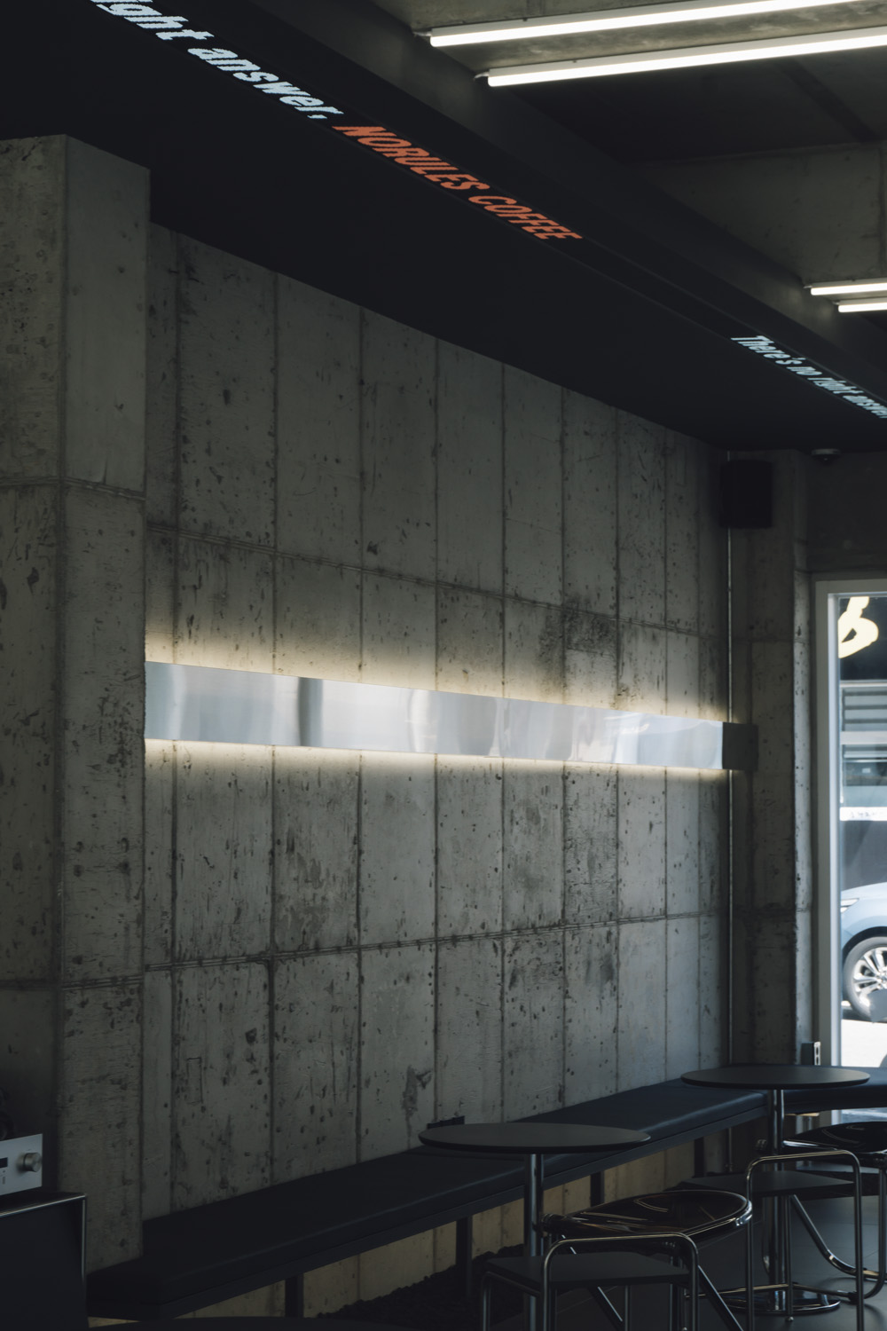 "韩国室内设计师打造 34 平极简咖啡厅，工业风设计成亮点"-15