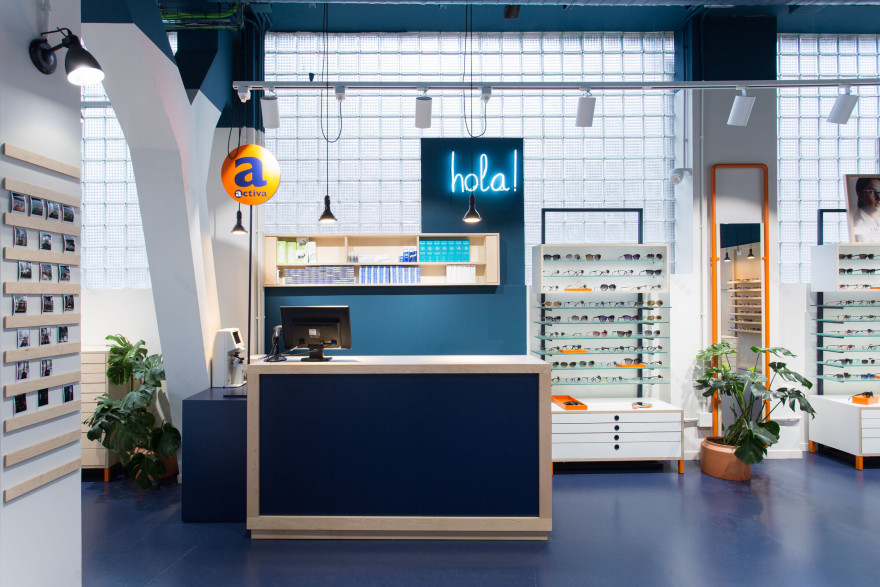 5lab 打造年轻活力的西班牙眼镜店-12