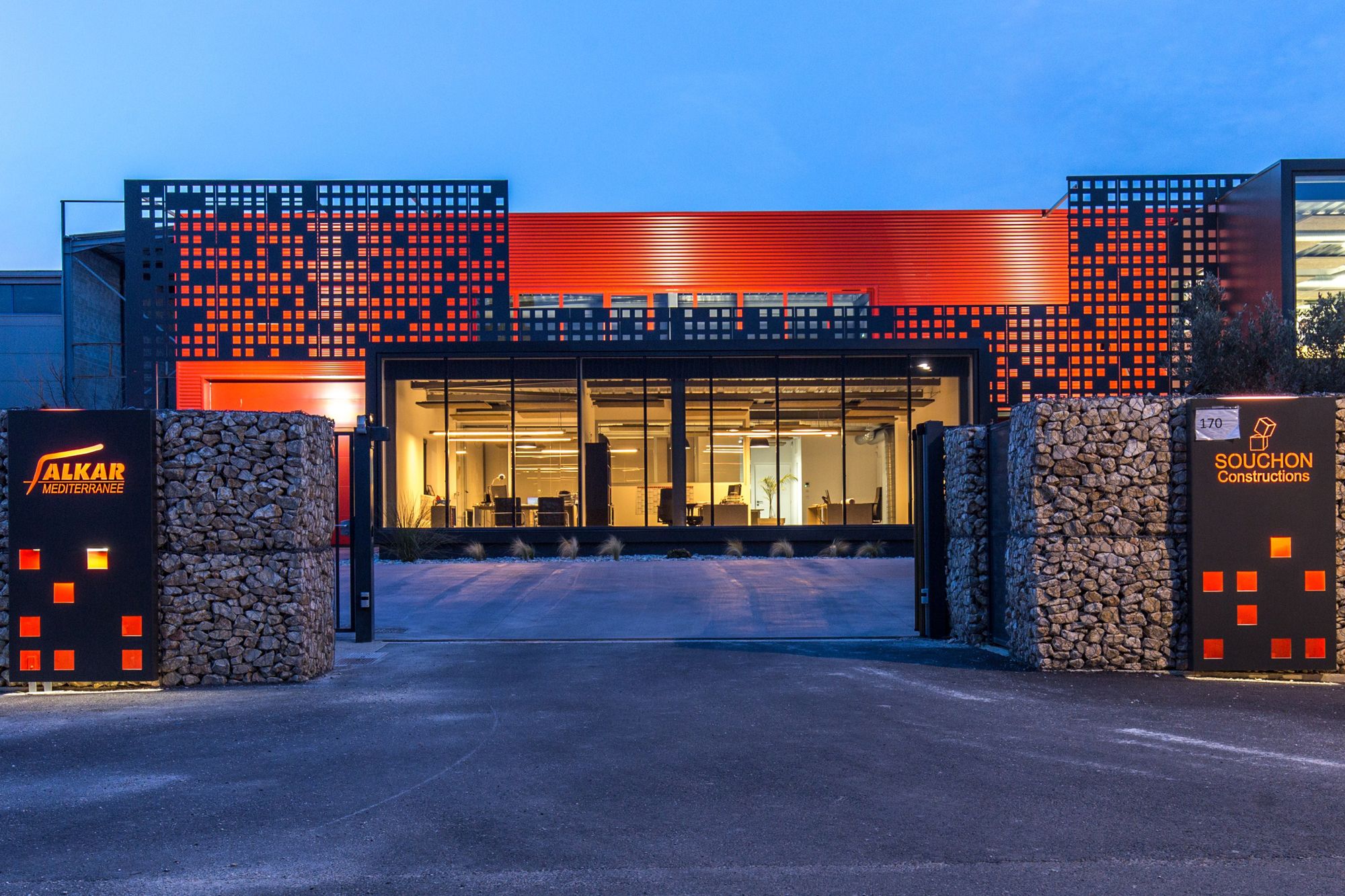 打破对称的金属网格办公楼-21