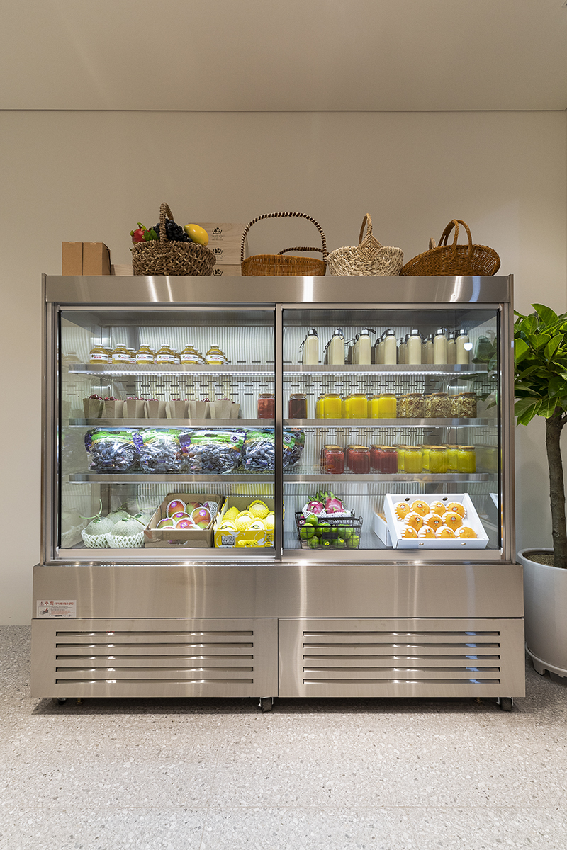 15 平水果店，极简白色与木色营造温馨氛围-7