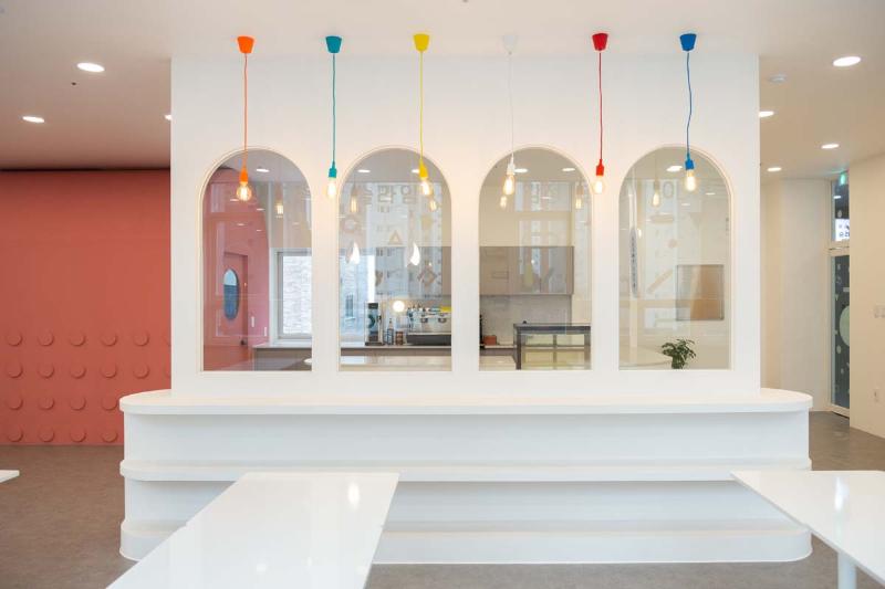 30 平小空间大变身，明亮多彩的咖啡厅设计-11