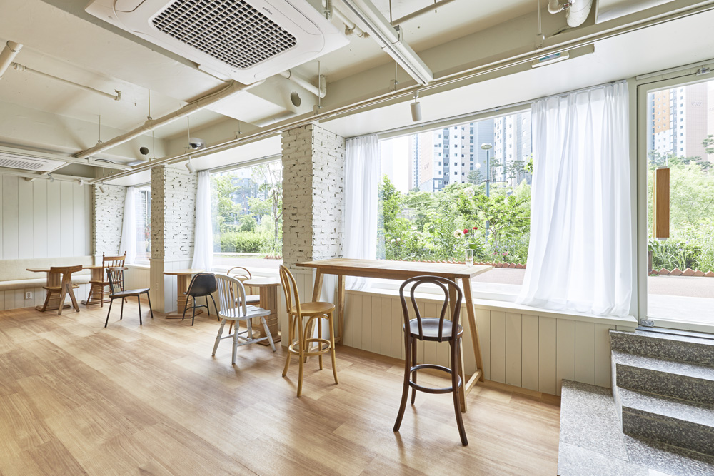 白色木纹打造舒适 50 平咖啡厅空间-9