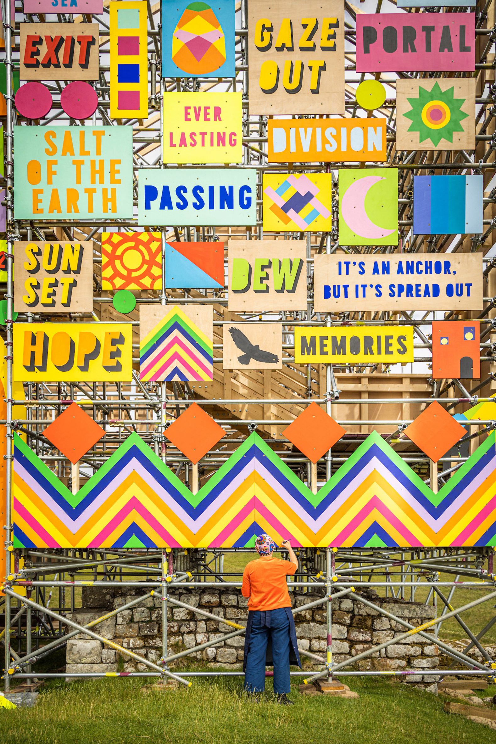 色彩斑斓的罗马门楼 | Morag Myerscough 重塑哈德良长城-12